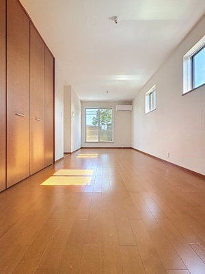 【居間・リビング】 | グリーンガーデン | ★ゆったりとした9帖の洋室は、家具の配置もしやすく快適にお過ごしいただけます★