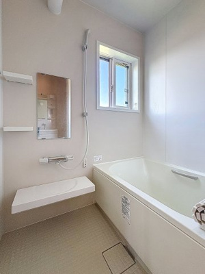 【浴室】 | グリーンガーデン | ★白を基調とした清潔感のあるバスルームで、毎日のリラックスタイムも快適です★