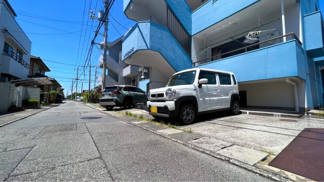 ハイツグローリアスの駐車場