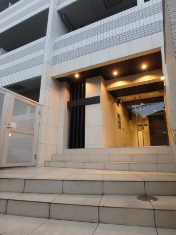 新宿区北新宿１丁目の賃貸マンションのエントランス