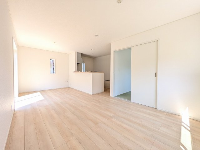 八王子市　川口町　新築一戸建て　８８期の居間・リビング|～16.2帖の明るいLDKで、家族団欒の時間をお過ごしいただけます～