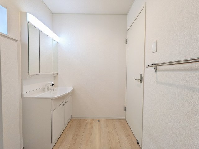 八王子市　川口町　新築一戸建て　８８期の独立洗面台|～３面鏡付きの独立洗面台　細々している物をスッキリ収納出来ます～