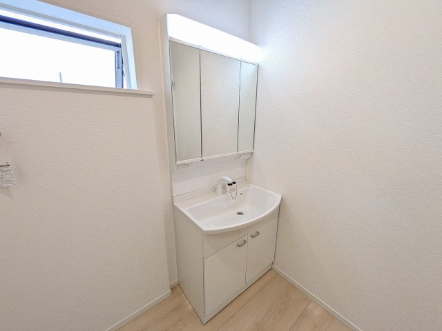 八王子市　川口町　新築一戸建て　８８期の脱衣所|～窓付きで明るい洗面所　換気もしやすいです～