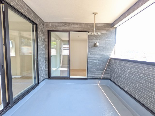 八王子市　川口町　新築一戸建て　８８期のバルコニー|～広々としたバルコニー　洗濯物もタップリと干せそうです～