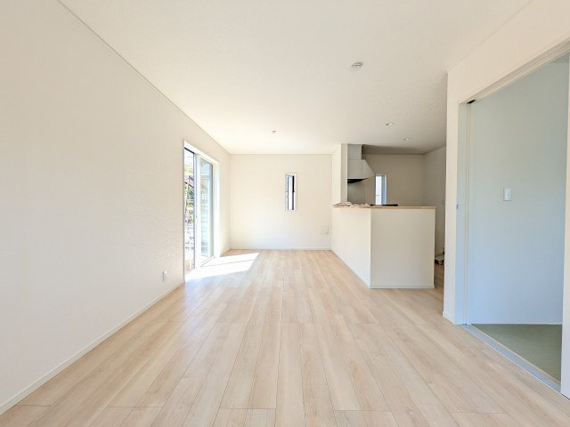 八王子市　川口町　新築一戸建て　８８期の居間・リビング|～16.2帖の明るいLDKで、家族団欒の時間をお過ごしいただけます～