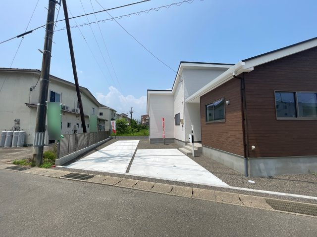 新築戸建・建売　福島市方木田辻　QUADRIFOGLIO　限定1棟の駐車場