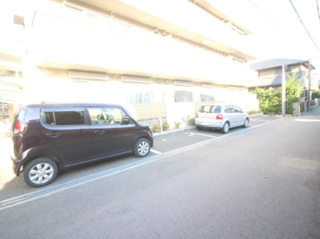 セジュールハピネスの駐車場