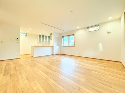 【内観：施工例】 | ◆北八朔町新築戸建てA棟◆ | 【モデルルーム】◆家族で食卓を囲むダイニングスペースと、ソファでゆったりくつろぐリビングスペースがしっかり区切られているので家具の配置や用途を使いわけしやすいです。