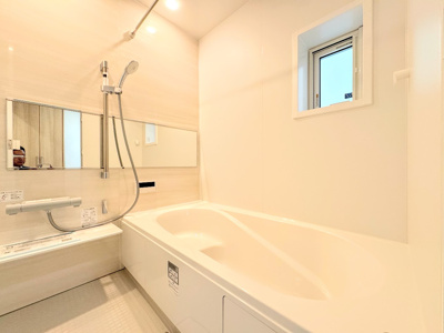 【内観：施工例】 | ◆北八朔町新築戸建てA棟◆ | 【モデルルーム】◆モダンデザインの空間が気持ちよさを高めてくれるバスルーム。すっきりとした清潔感の中に都会的なセンスが感じられ、心身をリフレッシュできる寛ぎを深めてくれるスペースです。