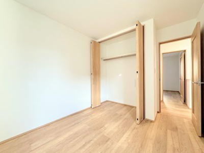 【内観：施工例】 | ◆北八朔町新築戸建てA棟◆ | 【モデルルーム】◆感性を育むプライベートルームはシンプルでスマートな空間。好みの空間で読書をしたり、音楽を聞いたりと一人の時間も充実したものにできます。

