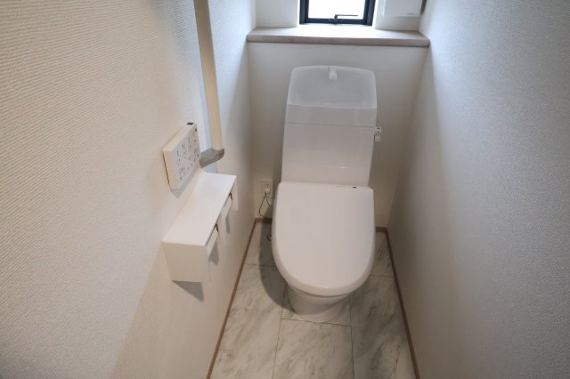 《仲介手数料無料》西区大字指扇775-2新築一戸建てハートフルタウンのトイレ