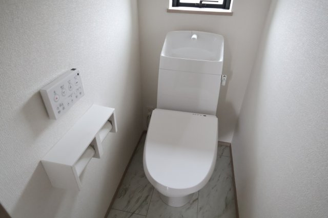 《仲介手数料無料》西区大字指扇775-2新築一戸建てハートフルタウンのトイレ