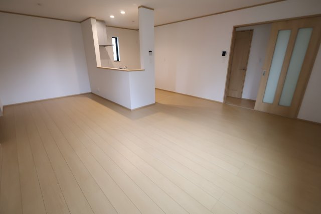 《仲介手数料無料》西区大字指扇775-2新築一戸建てハートフルタウンの居間・リビング