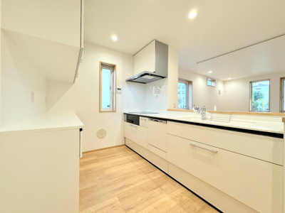 【内観：施工例】 | ◆北八朔町新築戸建てB棟◆ | 【モデルルーム】◆ご家族みんなで調理ができる位のスペースを実現したキッチン空間となっております。みんなで作った料理を召し上がりながらの会話は、どのような物になるのでしょうか。