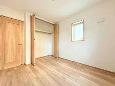 【内観：施工例】 | ◆北八朔町新築戸建てB棟◆ | 【モデルルーム】◆子どものスタディ空間として、あるいは書斎やホビールームとして生活スタイルに合わせて使えるプライベートルーム。居心地のいい落ち着いたインテリアが似合います。