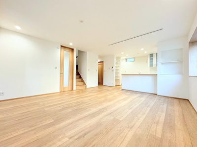 【内観：施工例】 | ◆北八朔町新築戸建てC棟◆ | 【モデルルーム】◆一家だんらんのスペースとなるＬＤＫ。窓から明るい光が差し込み、思わず家族の会話も弾む快適な空間。