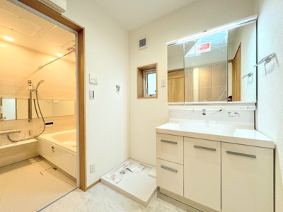 【内観：施工例】 | ◆北八朔町新築戸建てC棟◆ | 【モデルルーム】◆ご家族の1日が始まり、1日が終わりを締めくくる洗面空間。洗濯機を配置しても十分なスペースを確保した設計となっております。