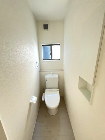 【トイレ】 | 福岡市南区鶴田4丁目4期　1号棟（全3棟）【仲介手数料無料・0円】 | 現地写真。1階のトイレです。