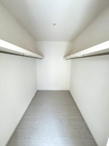 【収納】 | 福岡市南区鶴田4丁目4期　1号棟（全3棟）【仲介手数料無料・0円】 | 現地写真。ウォークインクローゼットです。