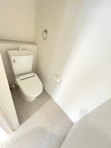 【トイレ】 | 福岡市南区鶴田4丁目4期　1号棟（全3棟）【仲介手数料無料・0円】 | 現地写真。2階にもトイレです。