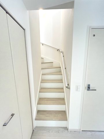 【内装】 | 福岡市南区鶴田4丁目4期　1号棟（全3棟）【仲介手数料無料・0円】 | 現地写真。2階へ上がる階段です。手摺もついて安全ですね。