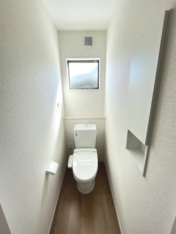 【トイレ】 | 福岡市南区鶴田4丁目4期　2号棟（全3棟）【仲介手数料無料・0円】 | 現地写真。1階のトイレです。