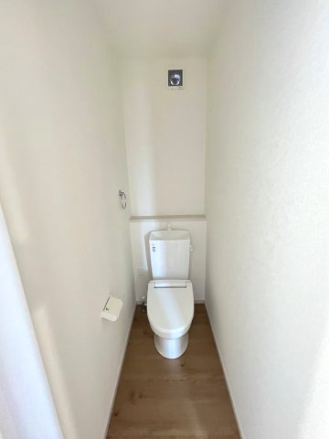 【トイレ】 | 福岡市南区鶴田4丁目4期　2号棟（全3棟）【仲介手数料無料・0円】 | 現地写真。2階にもトイレです。