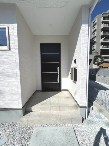 【玄関】 | 福岡市南区鶴田4丁目4期　2号棟（全3棟）【仲介手数料無料・0円】 | 現地写真。