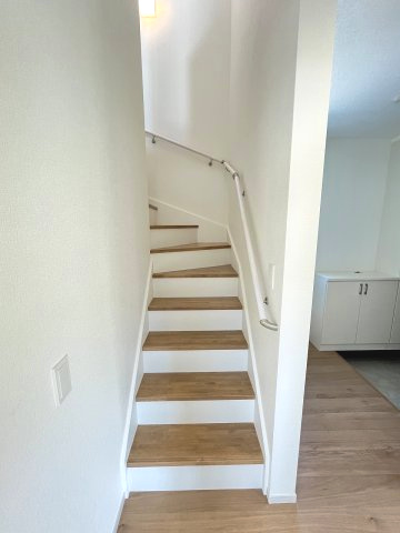 【内装】 | 福岡市南区鶴田4丁目4期　2号棟（全3棟）【仲介手数料無料・0円】 | 現地写真。2階へ上がる階段です。手摺もついて安全ですね。