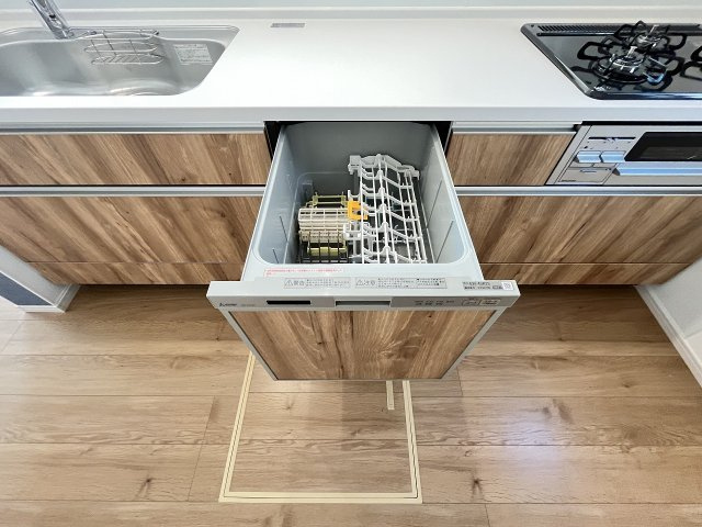 【キッチン】 | 福岡市南区鶴田4丁目4期　2号棟（全3棟）【仲介手数料無料・0円】 | 現地写真。食洗器が付いてます。
