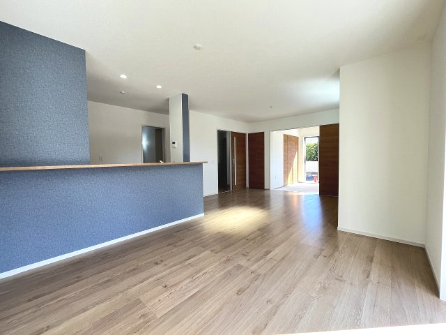 【居間・リビング】 | 福岡市南区鶴田4丁目4期　2号棟（全3棟）【仲介手数料無料・0円】 | 現地写真。リビングです。