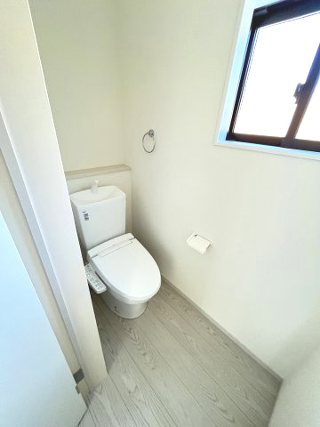 【トイレ】 | 福岡市南区鶴田4丁目4期　3号棟（全3棟）【仲介手数料無料・0円】 | 現地写真。1階のトイレです。