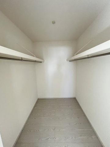 【収納】 | 福岡市南区鶴田4丁目4期　3号棟（全3棟）【仲介手数料無料・0円】 | 現地写真。ウォークインクローゼットです。
