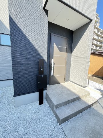 【玄関】 | 福岡市南区鶴田4丁目4期　3号棟（全3棟）【仲介手数料無料・0円】 | 現地写真。