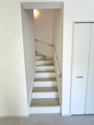 【内装】 | 福岡市南区鶴田4丁目4期　3号棟（全3棟）【仲介手数料無料・0円】 | 現地写真。2階へ上がる階段です。手摺もついて安全ですね。