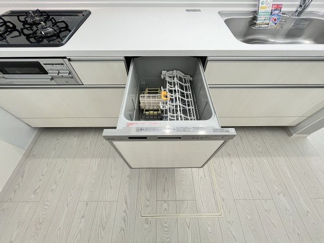 【キッチン】 | 福岡市南区鶴田4丁目4期　3号棟（全3棟）【仲介手数料無料・0円】 | 現地写真。食洗器が付いてます。