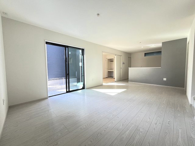 【居間・リビング】 | 福岡市南区鶴田4丁目4期　3号棟（全3棟）【仲介手数料無料・0円】 | 現地写真。リビングです。