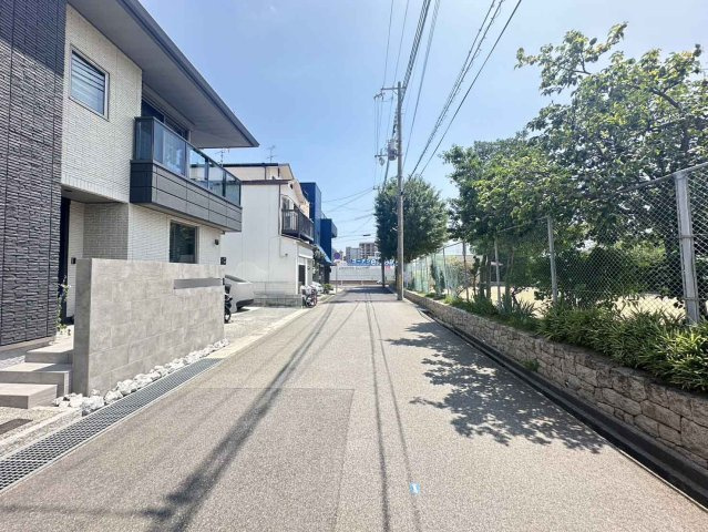 上河原通４丁目中古戸建の前面道路含む現地写真|☆敷地面積143.24㎡（43.3坪）建物面積116.83㎡（35.34坪）の２LDKの物件がこちらです。