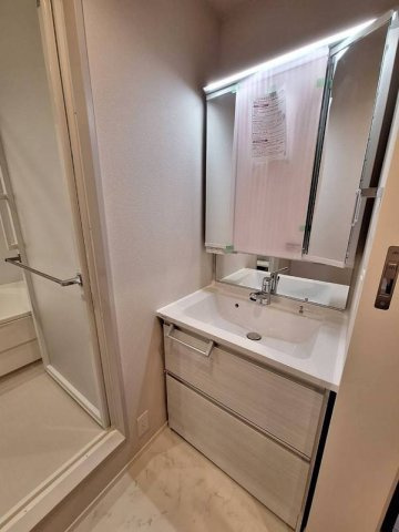 ハレメリア深沢の洗面所|３面鏡独立洗面台