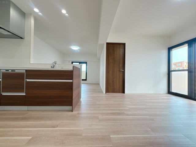 【居間・リビング】 | オリエントハイツJR千鳥駅前☆仲介手数料無料☆ | ゆっくり過ごしたり食事をしたり、日々の暮らしに彩りを添えてくれる、そんな楽しく豊かな空間になりそうです。