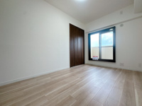 【洋室】 | オリエントハイツJR千鳥駅前☆仲介手数料無料☆ | 落ち着いた淡い茶色の床がもたらす、ぬくもりと静かさ。