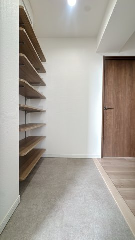 【玄関】 | オリエントハイツJR千鳥駅前☆仲介手数料無料☆ | 玄関は光沢のある床材で、汚れもとても落としやすい。こういうちょっとした気遣いが長く住むと効いてくるんです。