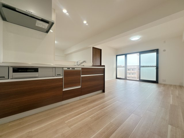 【キッチン】 | オリエントハイツJR千鳥駅前☆仲介手数料無料☆ | 機能性とデザイン性を両立させた、リノベーション物件ならではの素敵なキッチン。立ってみるとそれがよく分かります♪