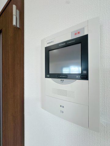 【防犯設備】 | オリエントハイツJR千鳥駅前☆仲介手数料無料☆ | 「見える安心」をカタチにしたモニター付きインターホン。お子様の留守番時にも安心です。