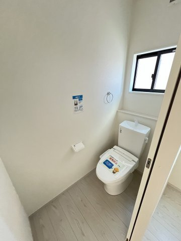 【トイレ】 | 福岡市南区柏原6丁目1期　3号棟（全5区画）【仲介手数料無料・0円】 | 現地写真。1階のトイレです。