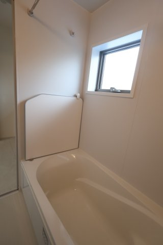 【浴室】 | 《仲介手数料無料》岩槻区美幸町4-33(全1戸)新築一戸建てリーブルガーデン | 撮影日 2025年10月20日 14:00 曇り