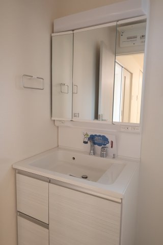 【独立洗面台】 | 《仲介手数料無料》岩槻区美幸町4-33(全1戸)新築一戸建てリーブルガーデン | 撮影日 2025年10月20日 14:00 曇り