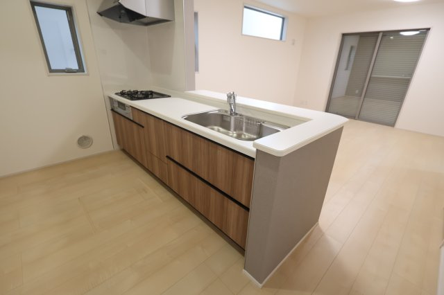 【キッチン】 | 《仲介手数料無料》岩槻区美幸町4-33(全1戸)新築一戸建てリーブルガーデン | 撮影日 2025年10月20日 14:00 曇り