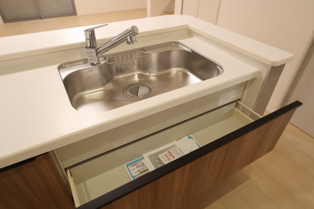 【キッチン】 | 《仲介手数料無料》岩槻区美幸町4-33(全1戸)新築一戸建てリーブルガーデン | 撮影日 2025年10月20日 14:00 曇り