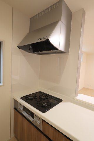 【キッチン】 | 《仲介手数料無料》岩槻区美幸町4-33(全1戸)新築一戸建てリーブルガーデン | 撮影日 2025年10月20日 14:00 曇り